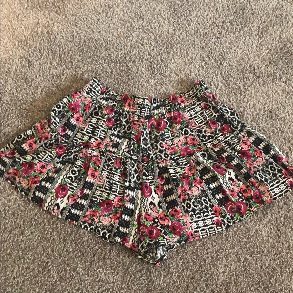 Floral loose shorts